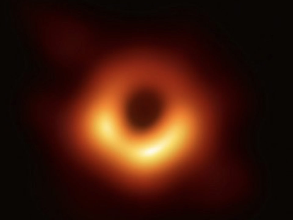 trou noir M87 explication